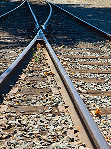 日光日对交汇处的旧铁路轨迹运输后勤平行线火车金属碎石路线晴天货物旅行图片