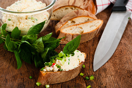 面包摆盘面包和奶酪产品午餐草本植物厨房生活牛奶营养早餐奶制品木板背景