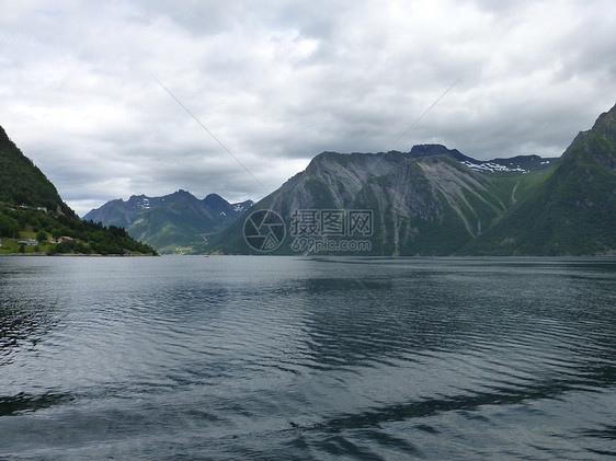 浮游和山峰山腰房屋山脉树木蓝色多云峡湾绿色森林悬崖图片