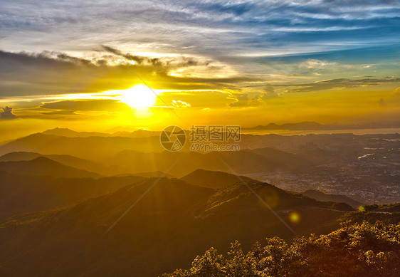 山地风景的大日落植物旅行气候高地土地国家光束野生动物公园季节图片