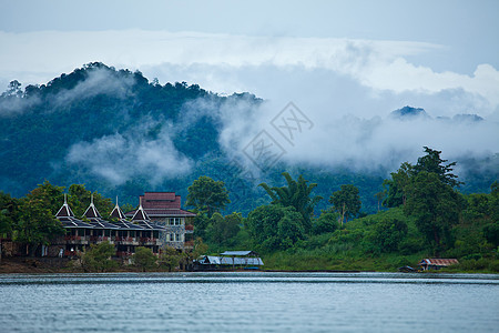 村庄和山丘文化旅游平房日落旅行气候小屋场景热带丛林图片