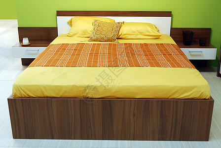 带有床和柜子的新的现代丰富多彩的卧室图片