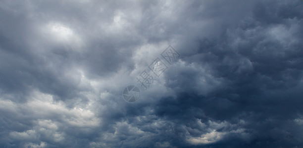 雷暴前的黑云图片