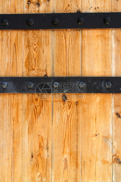 木制门和金属锁链图片