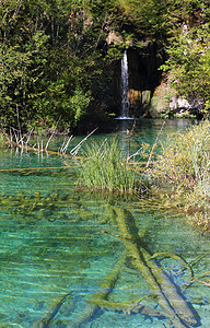 小瀑布和绿化的彩色湖图片