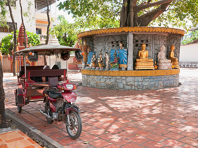 金边寺庙Tuk-tuk出租车背景图片