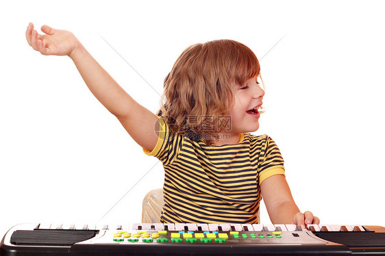 小女孩在键盘上播放音乐图片