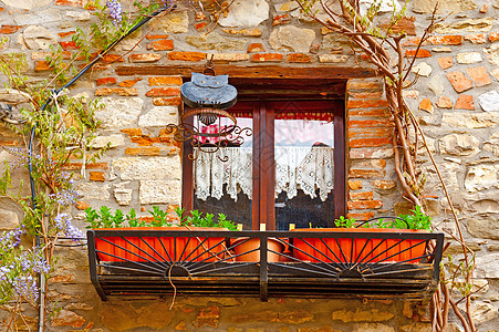 特写窗口风格石工框架窗帘石头美丽房子绿色装饰住宅图片