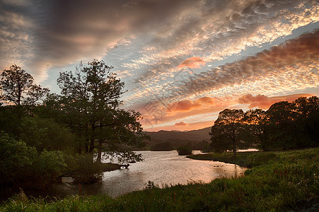 湖区Rydal Water上方日落晴天英语蓝天山脉风景荒野农村反射戏剧性湖区图片