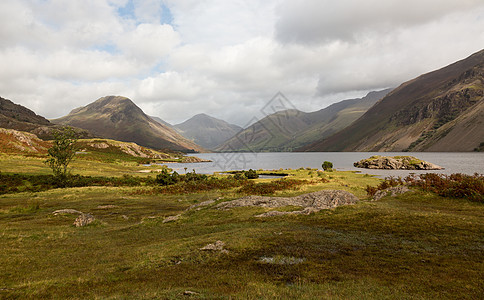 英国湖区瓦特水湖区废水蓝天英语绿色山脉农村多云风景晴天图片