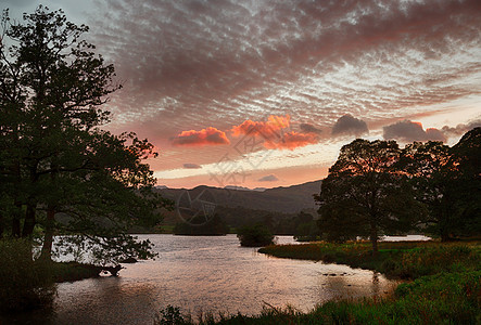 湖区Rydal Water上方日落风景晴天反射国家农村英语戏剧性蓝天丘陵山脉图片