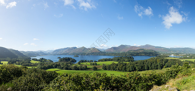 从城堡之头的角度看戏剧性山脉全景农村荒野丘陵风景国家晴天英语图片