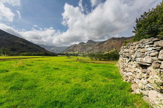 湖区Langdale派克人荒野山脉风景草地池塘晴天农村英语长矛蓝天图片