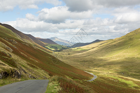 英格兰湖区Newlands通过荒野湖区丘陵蓝天晴天风景发夹山脉农村戏剧性图片