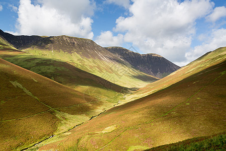 英格兰湖区Newlands通过晴天农村国家湖区风景蓝天荒野英语戏剧性丘陵图片