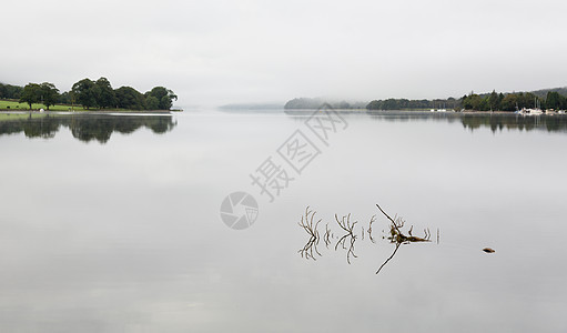 凝水支分支的反射国家山脉戏剧性农村树木丘陵荒野蓝天晴天风景图片