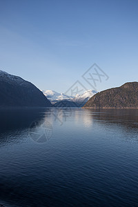 Fjord 位置天空山脉树木游客旅游目的地森林文化峡湾荒野图片