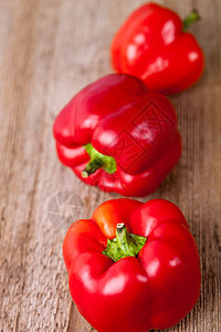 红辣椒三红色乡村桌子活力宏观蔬菜木头美食胡椒绿色营养图片