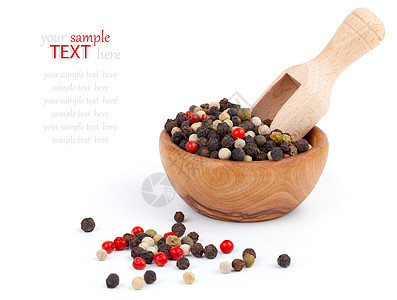 白色背景的木碗中的彩色胡椒粉团体药品香料调味品红色木头情调胡椒食物异国图片