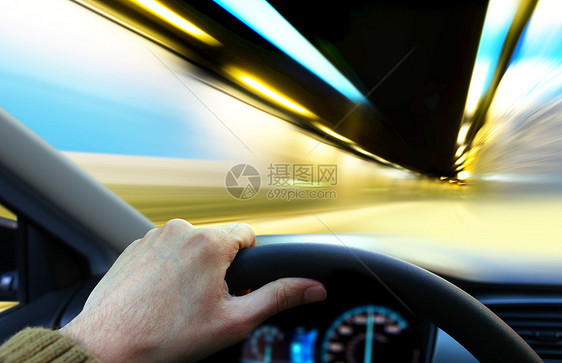 高速公路上司机镜子旋转商务控制板速度气囊旅行方向盘蓝牙图片