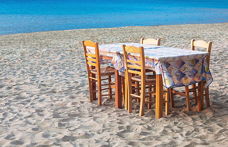 沙滩上的希腊塔弗纳桌椅图片