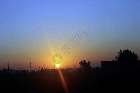 太阳升起在夏天的小镇上 北高加索风景季节太阳光蓝色圆形天空射线晴天工业图片