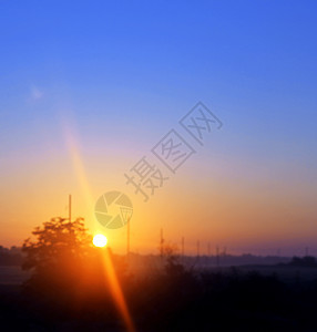 太阳升起在夏天的小镇上 北高加索风景季节圆形太阳光蓝色工业天空晴天射线红色图片