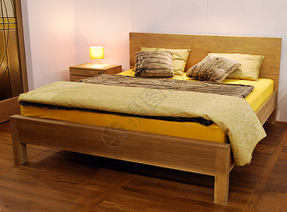 配木制床和羊毛的床铺房图片