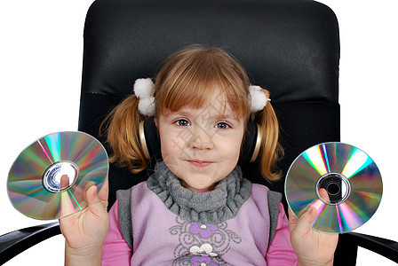 带耳机和CD的小女孩图片