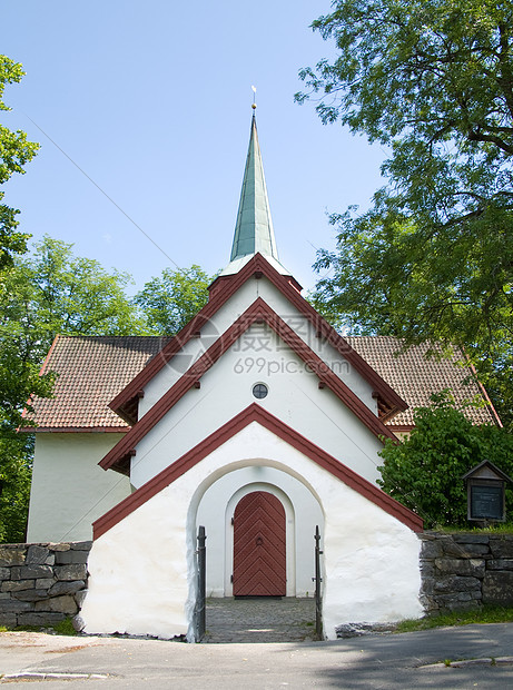 挪威中世纪教堂的入口处图片