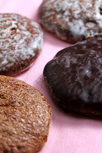 不同圆形姜饼面包季节性蛋糕粉色食物甜点白色饼干巧克力礼物图片