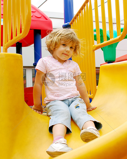 在游乐场的美美小女孩操场冒充黄色女性公园游戏白色女孩乐趣孩子图片