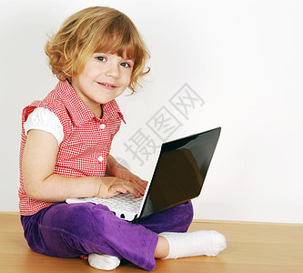 带笔记本电脑的美美小女孩孩子女性女儿冒充微笑童年女孩喜悦工作室青年图片