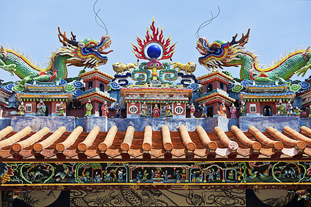 在寺庙顶顶顶的中国风格的龙雕像情调力量雕塑旅行宗教艺术动物天空装饰品财富图片