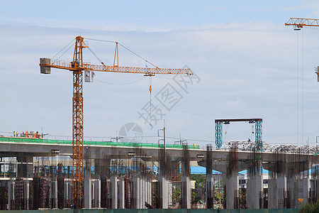 空中列车系统建造在 Nunthaburi Tha构造力量工地建筑脚手架火车技术工作金属天空图片