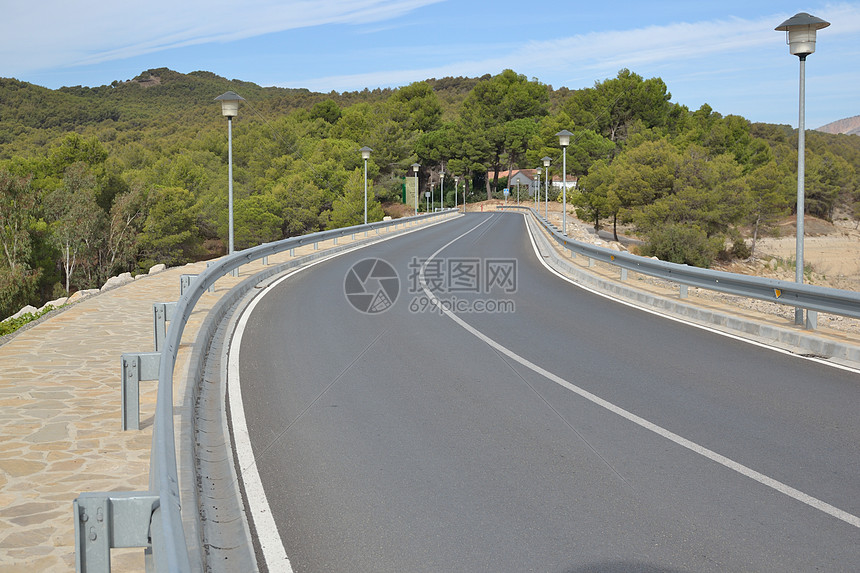 通往大坝的公路气候季节旅行灯笼场景旅游反射蓝色地平线池塘图片