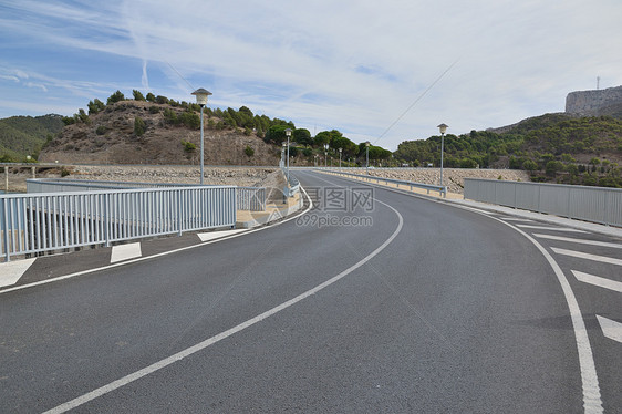 通往大坝的公路街道公园晴天气候季节镜子天空环境灯笼山脉图片