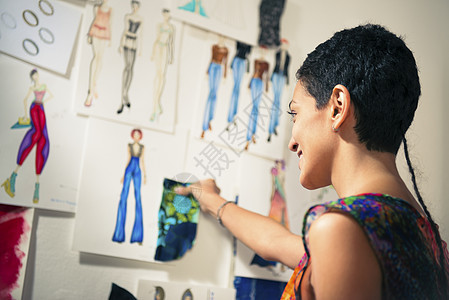 女时装设计员在工作室考虑绘画图纸手工业职业女士收藏自雇手工工作裁缝人士图片