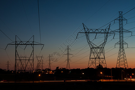 日落时电塔电线线路能量电能水平照片电气电力电网传输图片
