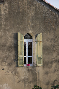 装有木制百叶窗的窗口快门国家木头建筑房子石头窗户砖块建筑学图片
