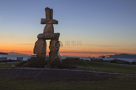 Inukshuk石块雕塑日落海滩 公元前温哥华图片