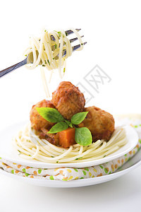叉子上的意大利面条桌子饮食餐厅食品食谱晚餐传统草本植物餐巾文化图片