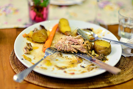 剩下的食物婚礼美食餐厅盘子刀具勺子庆典骨头废料烹饪图片