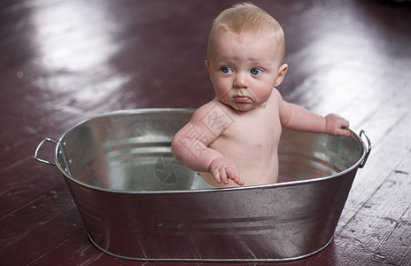 6个月大的男孩白色男生镀锌男性时间浴缸儿童洗澡孩子儿子图片