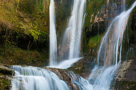 西班牙科苏埃拉 布尔戈斯 卡斯蒂利亚和里昂瀑布绿色图片