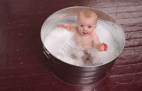 6个月大的男孩孩子们白色男生男性儿童孩子时间洗澡婴儿后代图片