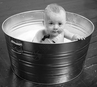 6个月大的男孩男性婴儿时间孩子们后代浴缸儿子镀锌男生洗澡图片