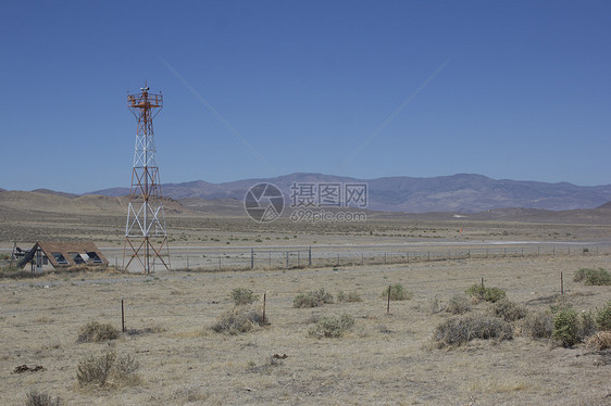 在沙漠中部的机场 雷达显示有山脉飞机天空跑道蓝天飞机场图片