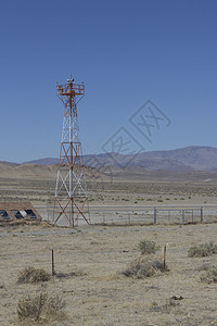 在沙漠中部的机场 雷达显示有飞机场蓝天飞机跑道山脉天空图片