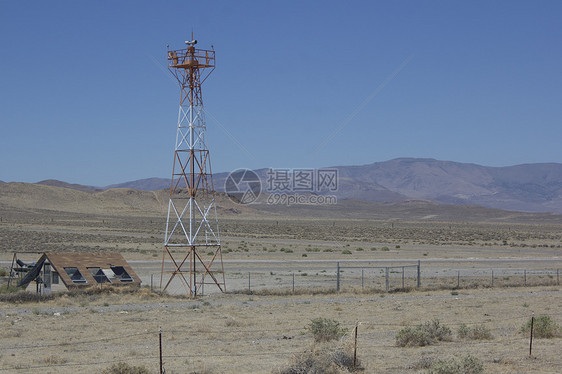 在沙漠中部的机场 雷达显示有蓝天跑道山脉天空飞机场飞机图片